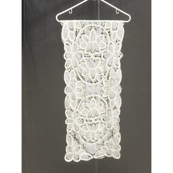 Imperial Elegance RN‎ 65899 White Floral Delicate Table Runner - Picture 5 of 11